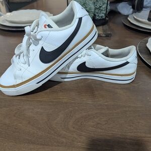 Nike White and Black Sneakers